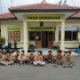 Sejumlah pelajar yang diamankan petugas di Mako Polsek Susukan Lebak Cirebon, karena diduga akan melakukan tawuran.