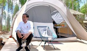Cegah Ular Masuk Tenda Jokowi, Paspampres Sebarkan Garam Cegah Ular Masuk Tenda Jokowi, Paspampres Sebarkan Garam
