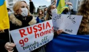 Jepang Akan Tampung Warga Ukraina Yang Mengungsi Ke Polandia Warga Ukraina yang tinggal di Jepang memegang poster dan bendera selama demonstrasi mengecam Rusia atas tindakannya di Ukraina, dekat kedutaan Rusia di Tokyo, Jepang, Rabu (23/2/2022). (ANTARA FOTO/REUTERS/Issei Kato/wsj)