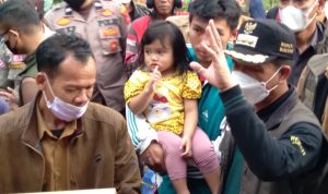 Bupati Kabupaten Bandung Dadang Supriatna ketika mengunjungi warga yang menjadi Korban Longsor di Nagreg (Foto: Yanuar Bawasta/Jabarekspres)