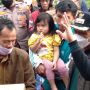 Bupati Kabupaten Bandung Dadang Supriatna ketika mengunjungi warga yang menjadi Korban Longsor di Nagreg (Foto: Yanuar Bawasta/Jabarekspres)