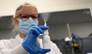 Ilmuwan sedang mengembangkan vaksin Covid-19 jenis baru yakni dengan cara hirup. (NICOLAS TUCAT/AFP)