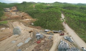 Proyek pembangunan jalan lingkar luar di Desa Bumi Harapan, Sepaku, Penajam Paser Utara (18/1). Jalan ini untuk lalu lintas pengangkutan material dari pelabuhan di kawasan Teluk Balikpapan ke zona inti IKN. (FUAD MUHAMMAD/KALTIM POST)