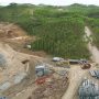 Proyek pembangunan jalan lingkar luar di Desa Bumi Harapan, Sepaku, Penajam Paser Utara (18/1). Jalan ini untuk lalu lintas pengangkutan material dari pelabuhan di kawasan Teluk Balikpapan ke zona inti IKN. (FUAD MUHAMMAD/KALTIM POST)