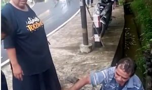 Tangkapan layar: Truk tangki pengangkut minyak goreng terguling, warga memanfaatnya untuk berburu minyak goreng gratis. (Istimewa)