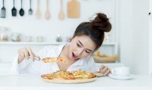 Ilustrasi stress eating (freepik)