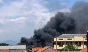 Gudang perakitan aksesoris sepeda motor yang kebakaran di Kampung Cibiruhilir RT 01/RW 03, Desa Cibiruhilir, Kecamatan Cileunyi, Kabupaten Bandung.