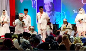 Cak Nun saat menyampaikan sindirannya di Acara Sinau Bareng Cak Nun di Sekolah PDIP, Lenteng Agung, Minggu (11/4). foto Dok PDIP