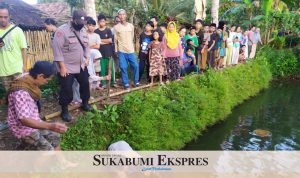 Warga yang penasaran dengan penemuan mayat wanita ngambang langsung berbondong-bondong mendatangi lokasi. (Ist)