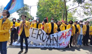 Ratusan Mahasiswa melakukan longmarch menuju Gedung DPRD Cianjur, untuk melakukan aksi unjuk rasa, Senin (11/4).(Moch Nursidin/Cianjur Ekspres)
