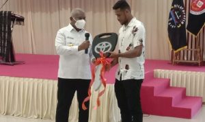 Pemain Persib Ini Dapat Hadiah Mobil dari Gubernur Papua Barat