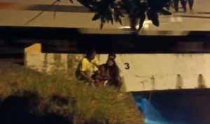 Tangkapan layar video penyelamatan, wanita yang nekad menabrakan diri ke kereta karena depresi jadi korban perkosaan dan penyekapan di Brebes. (ist)