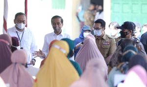 Gubernur Jawa Barat Ridwan Kamil saat mendampingi Presiden RI Joko Widodo membagikan Bantuan Langsung Tunai kompensasi minyak goreng dan bantuan modal usaha kepada para pedagang di Kota Cirebon, Rabu (13/4/2022). (Foto: Aldien/Biro Adpim Jabar)
