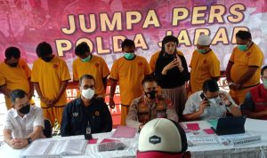 Polda Jabar Bekuk 7 Tersangka Penimbunan BBM Bersubsidi di Dua Wilayah Konferensi Pers Polda jabar terkait pengungkapan kasus penimbunan BBM subsidi di dua wilayah yang ada di Jawa Barat. Rabu (13/4). Foto. Sandi Nugraha
