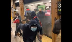 Kepanikan yang terjadi di stasiun bawah tanah di New York saat terjadi aksi yang dilakukan seorang pria yang tembaki penumpang kereta secara membabi buta. ANTARA FOTO/REUTERS/Andrew Kelly/rwa.