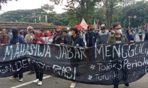 Ribuan Mahasiswa se Jabar Kembali Gelar Aksi di Gedung DPRD Provinsi Jawa Barat. Mahasiswa se Jabar gelar aksi du Depan Gedung Sate pada Senin (11/4) kemarin. Foto. Sandi Nugraha