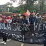 Mahasiswa se Jabar gelar aksi du Depan Gedung Sate pada Senin (11/4) kemarin. Foto. Sandi Nugraha
