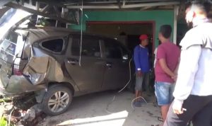 Tabrakan beruntun libatkan empat mobil hingga salah satu mobil menabrak teras rumah warga. (ist)