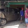 Tabrakan beruntun libatkan empat mobil hingga salah satu mobil menabrak teras rumah warga. (ist)