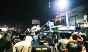 Aksi sweeping ratusan sopir travel terhadap sopir angkot di depan Mapolres Tasikmalaya. (ist)