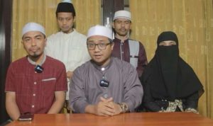 Klarifikasi Video Ajaran Sesat, Boleh merokok dan Senggama saat Puasa, Gus Idris: Videonya Dipotong dan Diedit Tangkapan layar video klarifikasi dan minta maaf oleh Gus Idris, terhadap viralnya video ajaran sesat yang membolehkan merokok dan senggama saat bulan puasa.