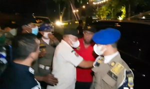 Kericuhan hingga nyaris terjadi adu jotos antara oknum keamanan dan petugas Satpol PP saat penyegelan tempat hiburan malam di CIkarang, jumat (15/4) malam. (ist)