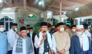 Gubernur Jawa Barat, Ridwan Kamil (Tengah) usai meninjau program OPOP di Pondok Pesantren PInk 03, Tambun, Kab. Bekasi. Sabtu (16/4). Foto. Sandi Nugraha.