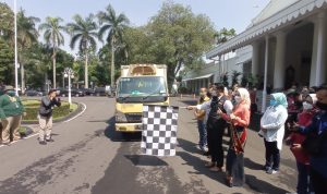 gubernur Jabar, Ridwan Kamil lepas ribuan Migor curah yang dipesan oleh masyarakat melalui aplikasi Sapawarga. Sabtu (16/4). Foto. Sandi Nugraha.