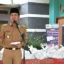 Bupati Bandung Dadang Supriatna saat launching Operasi Pasar Murah (OPM) bersubsidi di Kecamatan Cangkuang, Senin (18/4)