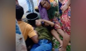 TERKAPAR; Dewi (26) ibu dari bocah yang meninggal saat ikut ambil BLT minyak goreng, tampak terkapar sesaat setelah kejadian kecelakaan yang menimpa dirinya. (ist)