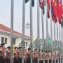 300 Anggota Pramuka Kwartir Cabang Kota Bandung tengah memberi penghormatan pada 109 Bendera Negara Asia-Afrika dan 1 bendera PBB, di Kompleks Museum KAA, Senin (18/4). (Deni Armansyah/Jabar Ekspres)
