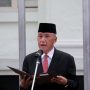 Duta Besar Teguh Wardoyo sebagai Pembina Upacara dalam Peringatan 67 Tahun KAA, di kompleks Gedung Merdeka-Museum KAA, Kota Bandung, Senin (18/4). (Deni Armansyah/Jabar Ekspres).