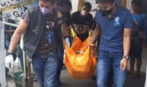 Petugas mengevakuasi jenazah ibu yang tega racuni bayi dan balitanya. (ist)