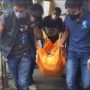 Petugas mengevakuasi jenazah ibu yang tega racuni bayi dan balitanya. (ist)