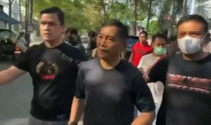 Kasatpol PP Iqbal Asnan saat digelandang Polisi. (ist)