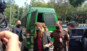 Bahar bin Smith saat tiba di PN Bandung untuk jalani persidangan lanjut. Selasa (19/4). Foto. Sandi Nugraha.