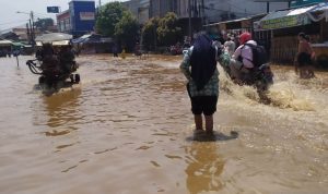 Hingga hari ini banjir masih menggenangi jalan utama di Dayeuhkolot, Kabupaten Bandung. (FOTO ANTARA/Bagus Ahmad Rizaldi)