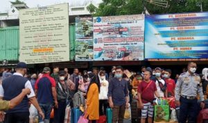 Penumpang di Terminal Kota Bekasi membludak akibat keterlambatan bus. (Foto: FIN)