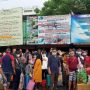 Penumpang di Terminal Kota Bekasi membludak akibat keterlambatan bus. (Foto: FIN)