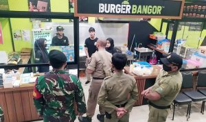 Para personel Dinas Satpol PP Kota Tasikmalaya saat mendatangi salah satu kedai kuliner di Jalan Siliwangi, Kamis (31/3/2022). Satpol PP for Radar