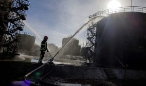 Petugas pemadam kebakaran, memadamkan api yang membakar SPBU, saat serangan rudal Rusia di kota Lviv Ukraina, Minggu (27/3/2022). ANTARA FOTO/REUTERS/Alkis Konstantinidis/aww/sad. (REUTERS/ALKIS KONSTANTINIDIS)