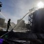 Petugas pemadam kebakaran, memadamkan api yang membakar SPBU, saat serangan rudal Rusia di kota Lviv Ukraina, Minggu (27/3/2022). ANTARA FOTO/REUTERS/Alkis Konstantinidis/aww/sad. (REUTERS/ALKIS KONSTANTINIDIS)