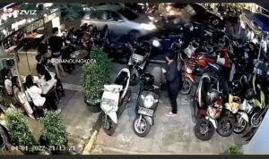 Mobil tabrak deretan motor yang sedang terparkir di kawasan Lengkong Kecil pada Jum'at (2/4) Malam.