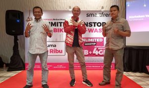 (Ki-ka) Oryza Satria Asri, Regional Network Operation & Maintenance West Java, Albert Reza Lesmana, Regional Head West Java, Pri Supriyanto, Regional Network RF West Java