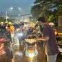 Kegiatan berbagi takjil yang diselenggarakan oleh Komunitas Milenial beraksi, kolaborasi dengan BEM FIT dan BEM FEB Universitas Telkom.
