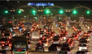 Ilustrasi: situasi kemacetan saat arus mudik di depan gerbag tol.