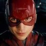 Aktor film ‘The Flash’ Ezra Miller, kembali harus berurusan dengan Polisi, setelah melempar kursi ke perempuan