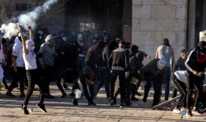 Bentrok warga Palestina dan Polisi Israel di Kompleks Masjid Al-Aqsa, 152 warga Palestina terluka (gambar:Reuters)