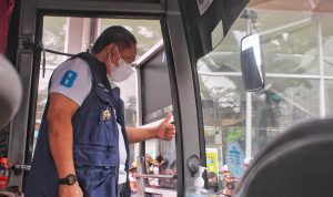 Jelang mudik 2022, Yana Mulyana saat melakukan peninjauan kelaikan Bus di Terminal Leuwi Panjang, Kota Bandung, Kamis (21/4). (Deni/Jabar Ekspres)