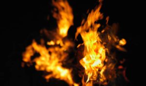 Ilustrasi Mahasiswa dibakar teman sendiri karena meributkan jual beli knalpot. (pixabay)